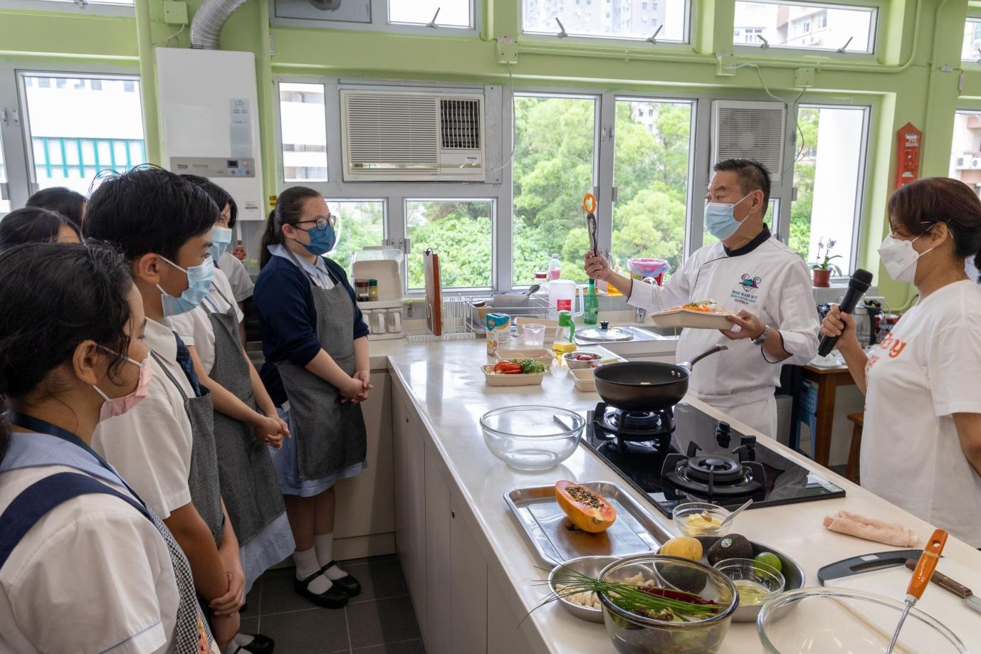 珍惜食物｜香港迪士尼大廚教中學生剩食變美食 2014年起夥膳心連贈社區逾26.8萬個剩食餐盒