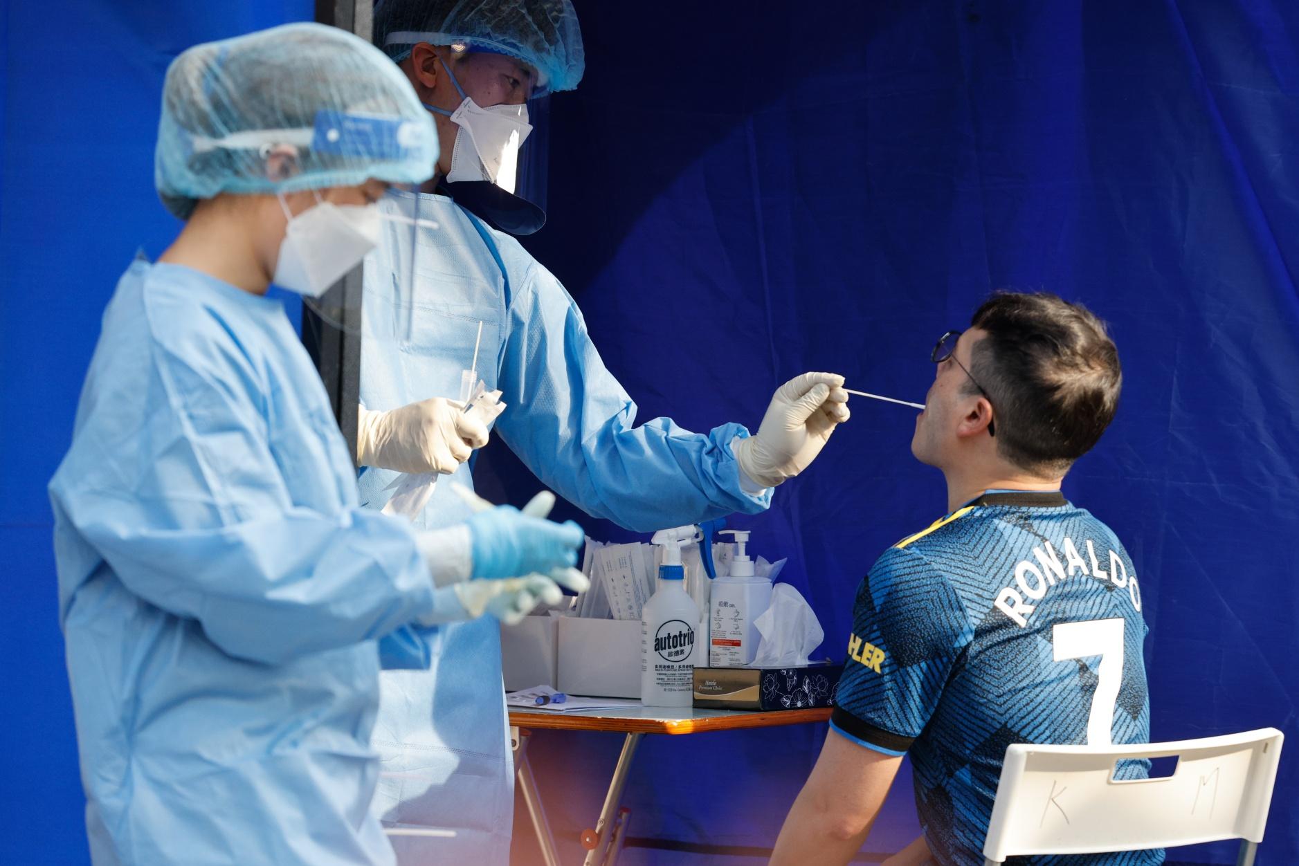 強制檢測｜當局檢查274名荃灣翠濤閣受檢人士檢測證明 7人違反強檢公告1人被罰款1萬元