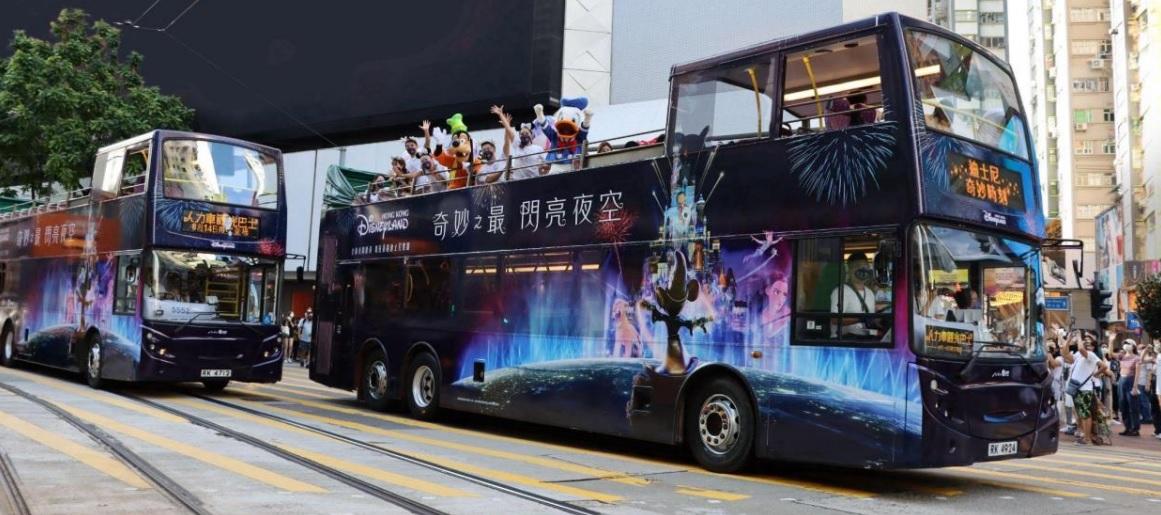 香港迪士尼樂園度假區兩位親善大使及五位迪士尼朋友獲邀登上新巴「人力車觀光巴士」。