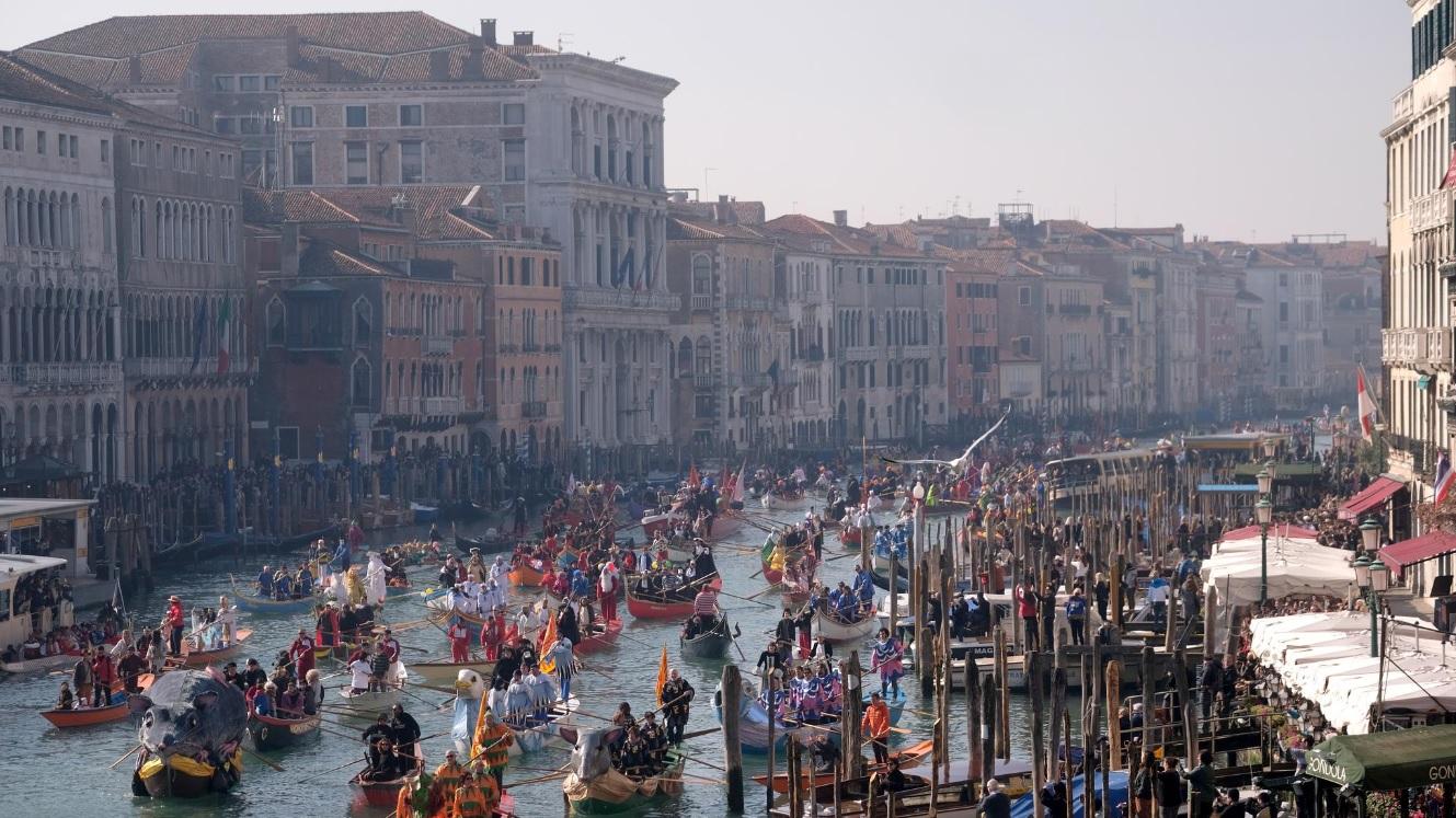 威尼斯遊客過多，帶來不少問題。圖為當地2019年一場水上巡遊。(資料圖片)