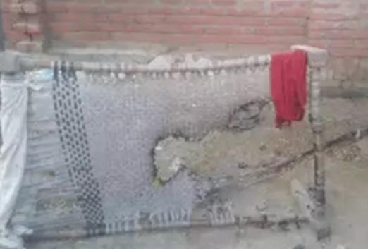 手機充電時爆炸，女嬰的吊床被炸爛。(互聯網)