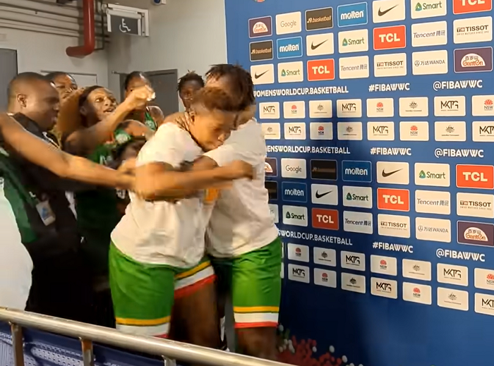 馬里的一名球員失控與隊友衝突。(影片截圖)