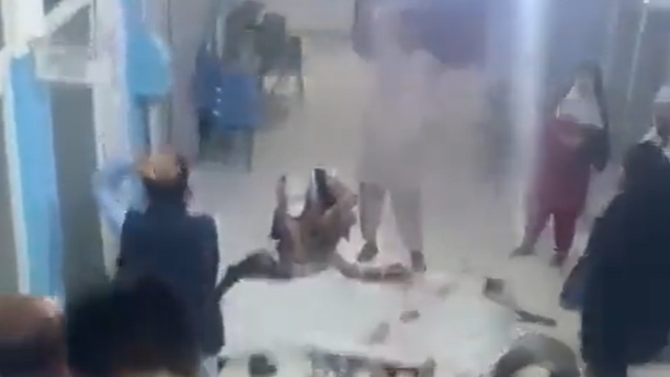 阿富汗一個教育中心受到自殺式襲擊。(影片截圖)