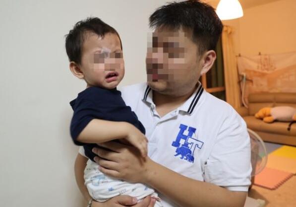 男童跌倒被膠水壺插傷，須縫16針。(互聯網)