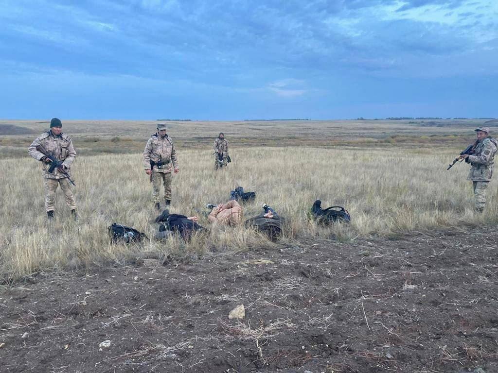 俄男據報偷渡逃避動員令，被哈薩克邊境人員截獲。(Twitter)