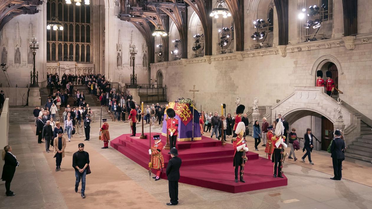 民眾輪候瞻仰英女王靈柩人龍長近6.5公里，威廉稱勾起亡母回憶。(AP)