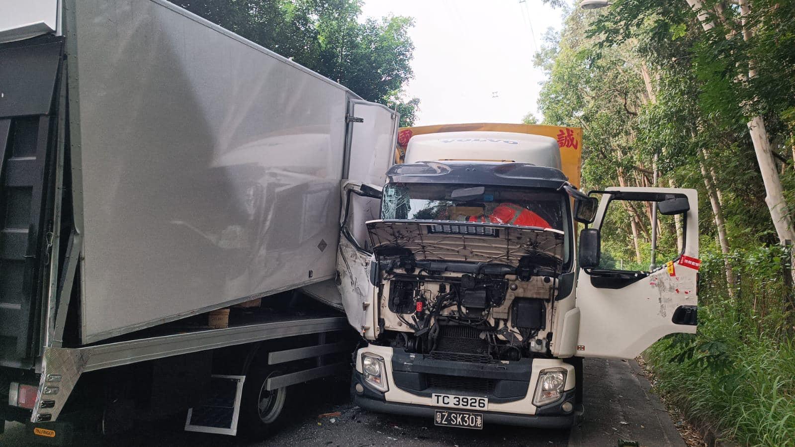 元朗新潭路2貨車互撼，1司機臥路邊等救援。(馬路的事 (即時交通資訊台)@FB)