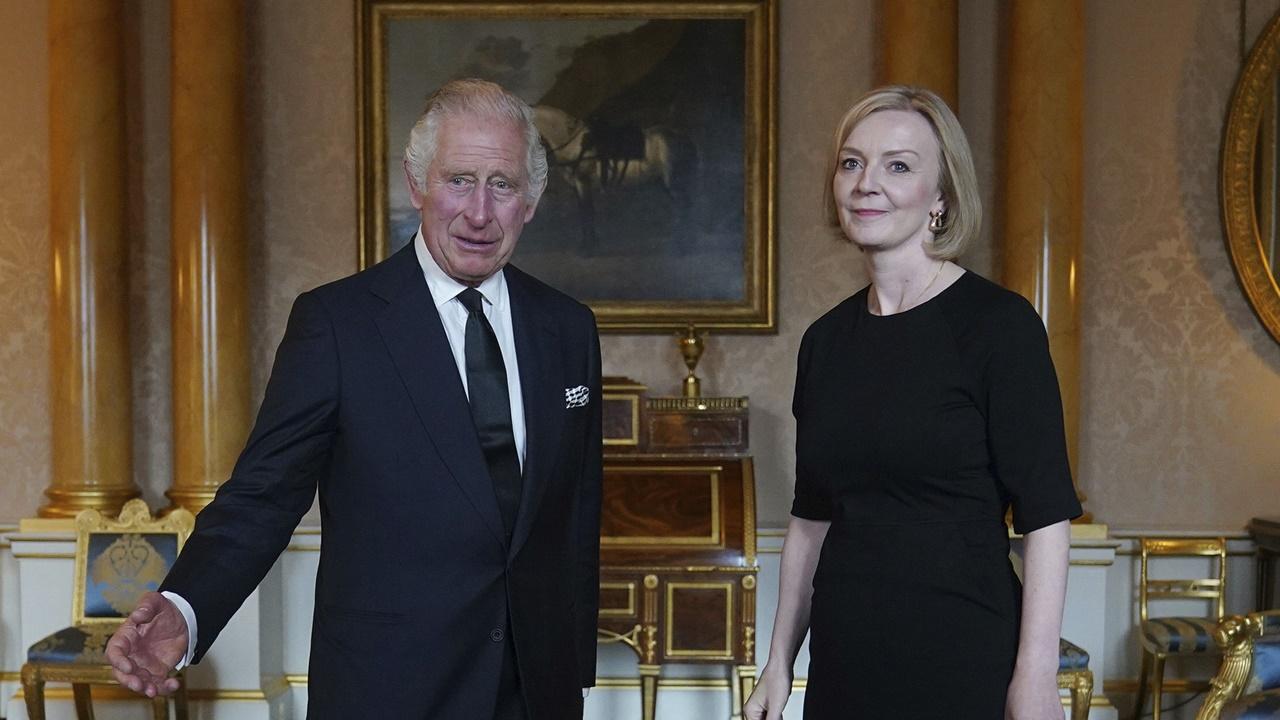 卓慧思覲見新國王，查理斯三世周六上午宣誓登基。(AP)