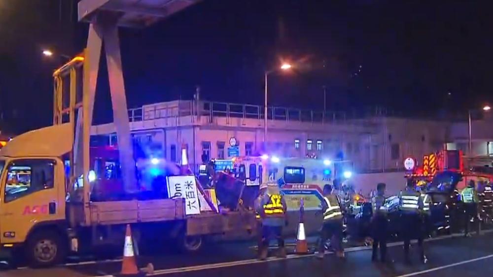 啟德隧道口Tesla撼箭嘴車3工人受傷，司機涉醉駕被捕。(電視截圖)