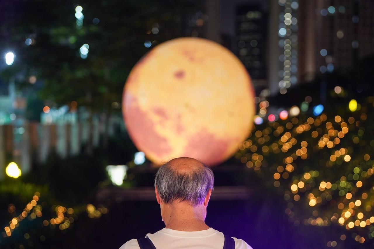 康文署籲勿煲蠟及放孔明燈，天文台倡到較空曠地方賞月。(資料圖片)