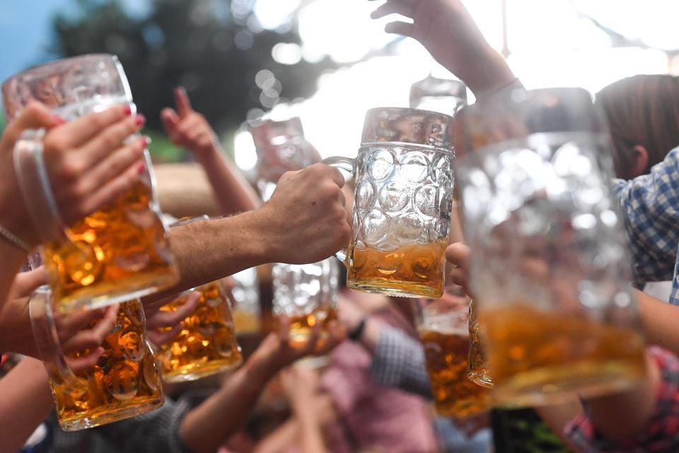 研究：每天飲逾1公升啤酒，可降低失智症風險。(資料圖片)