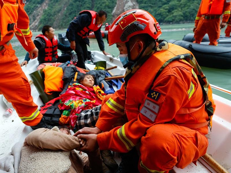四川瀘定地震增至82人死亡，至少35人仍失蹤。(新華社圖)