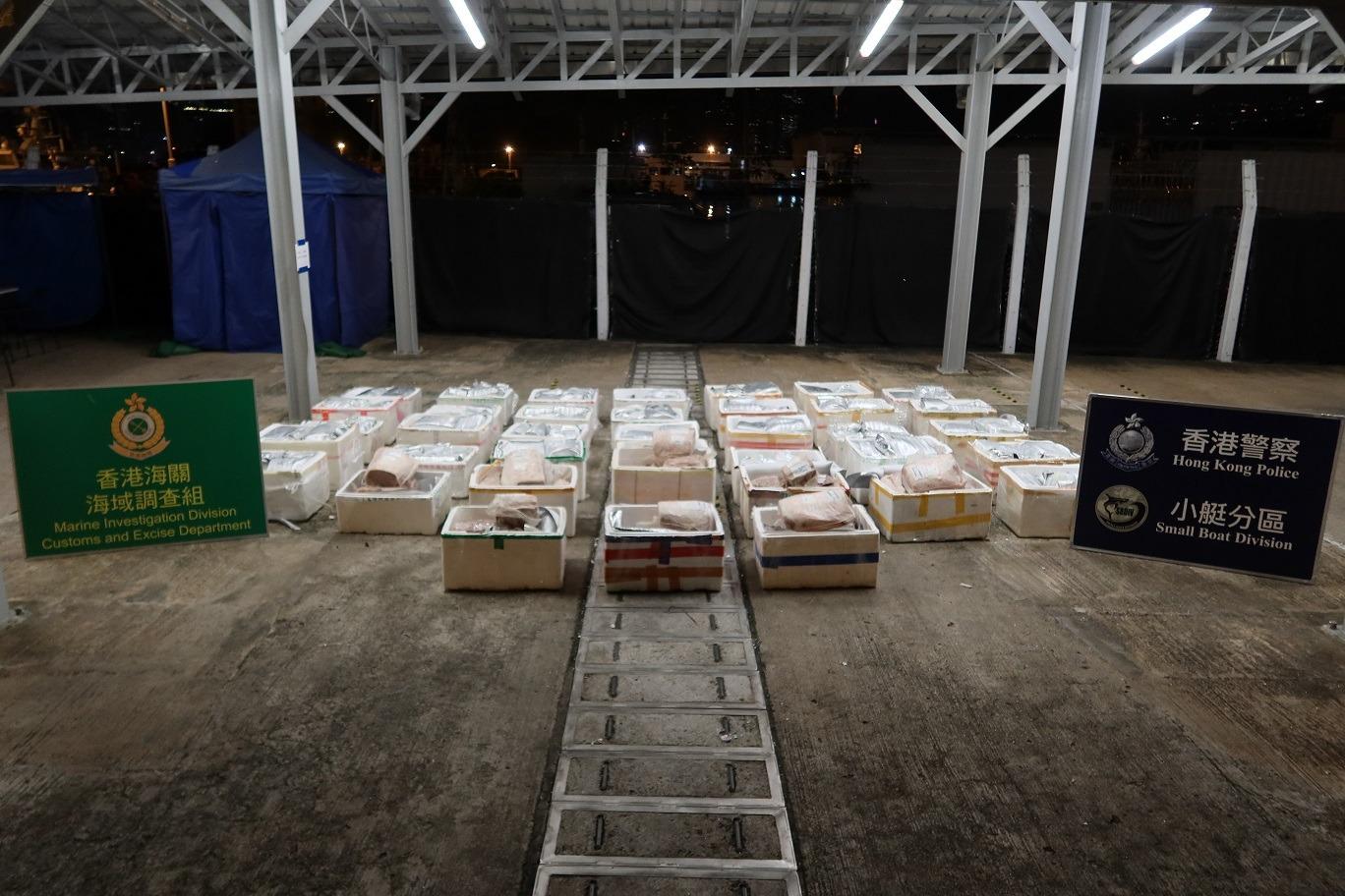 警方及海關在行動中檢疫的急凍日本和牛及香煙。(警方圖片)