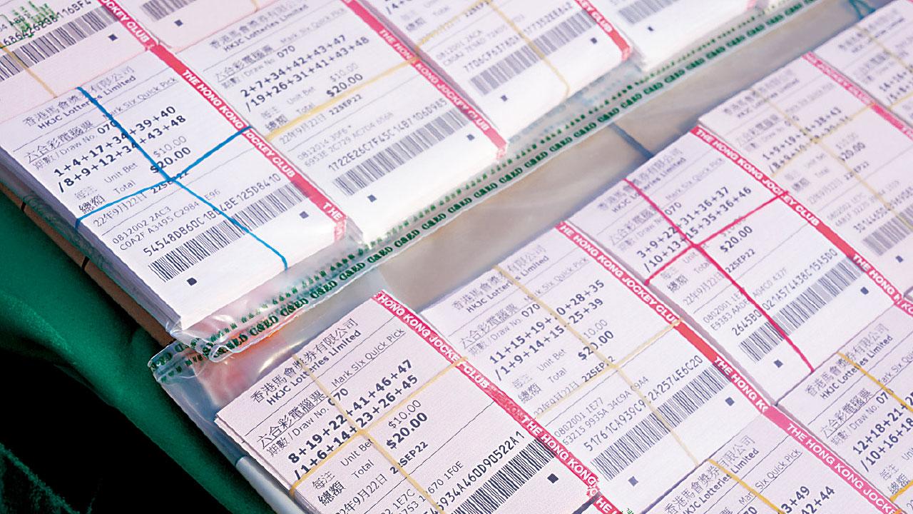 拘兩內地船員 海關破走私檢1.6萬張六合彩