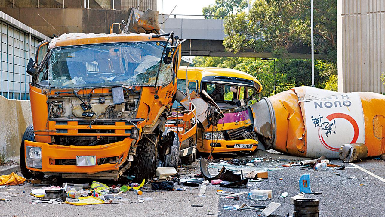 田螺車飛墮18米 橋底校巴收掣不及 1死4傷