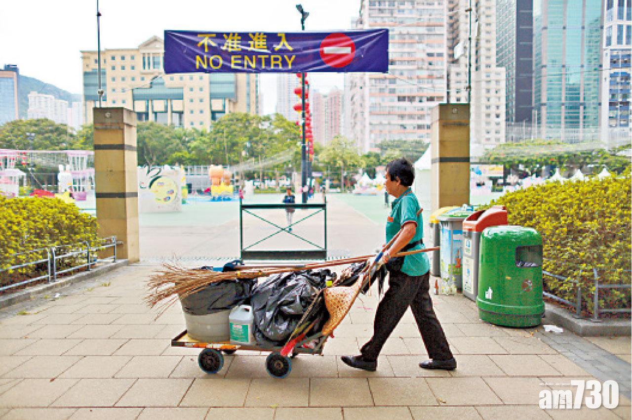 中秋2022｜市民賞月後遺燈籠熒光棒大量垃圾 清潔工加強清理