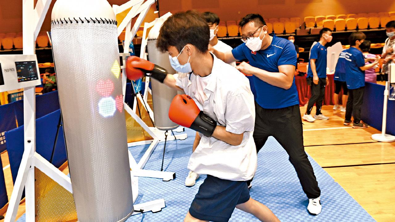 港大研究︰僅5%人達標日做60分鐘運動 中小學生疫下長時間對屏幕活動量大減