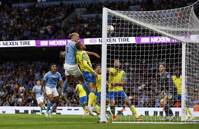 夏蘭特上半場攻入3球，助曼城大勝。(路透社)