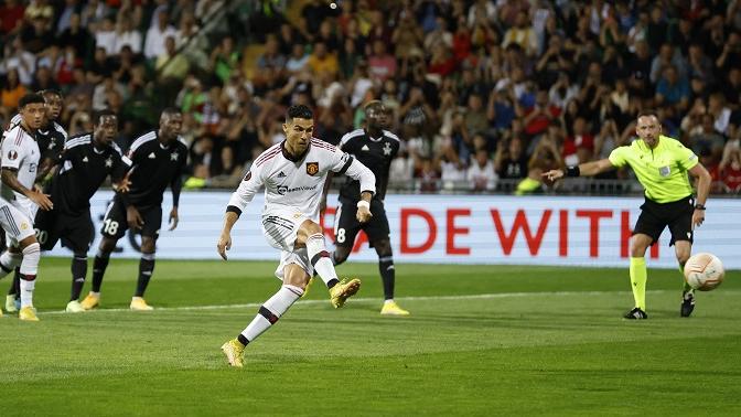 C朗的12碼，為曼聯拉開至2:0。(路透社)