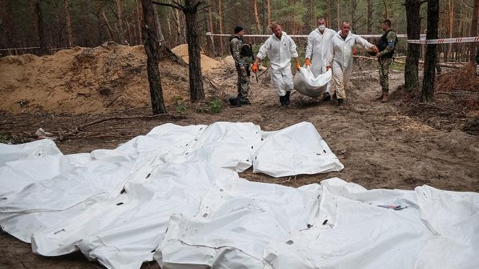 伊久姆掘出的遺體懷疑曾遭酷刑。(路透社)