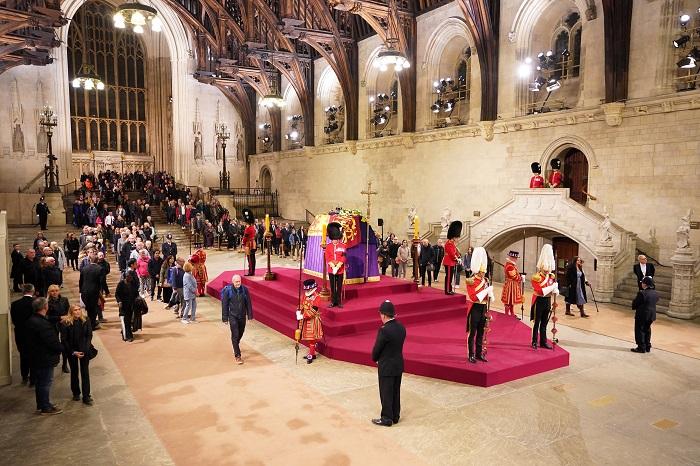 擺放在西敏廳的英女王靈柩，公眾只能遠望。(路透社)