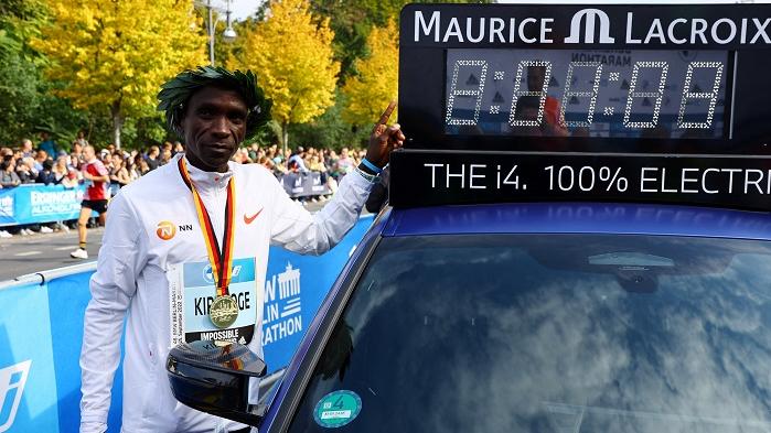 肯雅跑手Eliud Kipchoge將世界紀錄再推快30秒。(路透社)