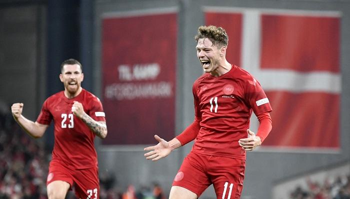 丹麥今屆的球衣上的標誌與品牌等，全部與球衣同色。(路透社)