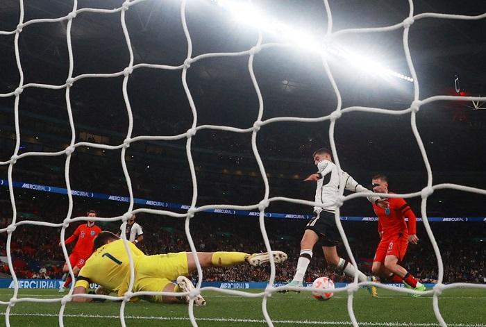 尼克普比未能接住皮球，令英格蘭最終被迫和。(路透社)