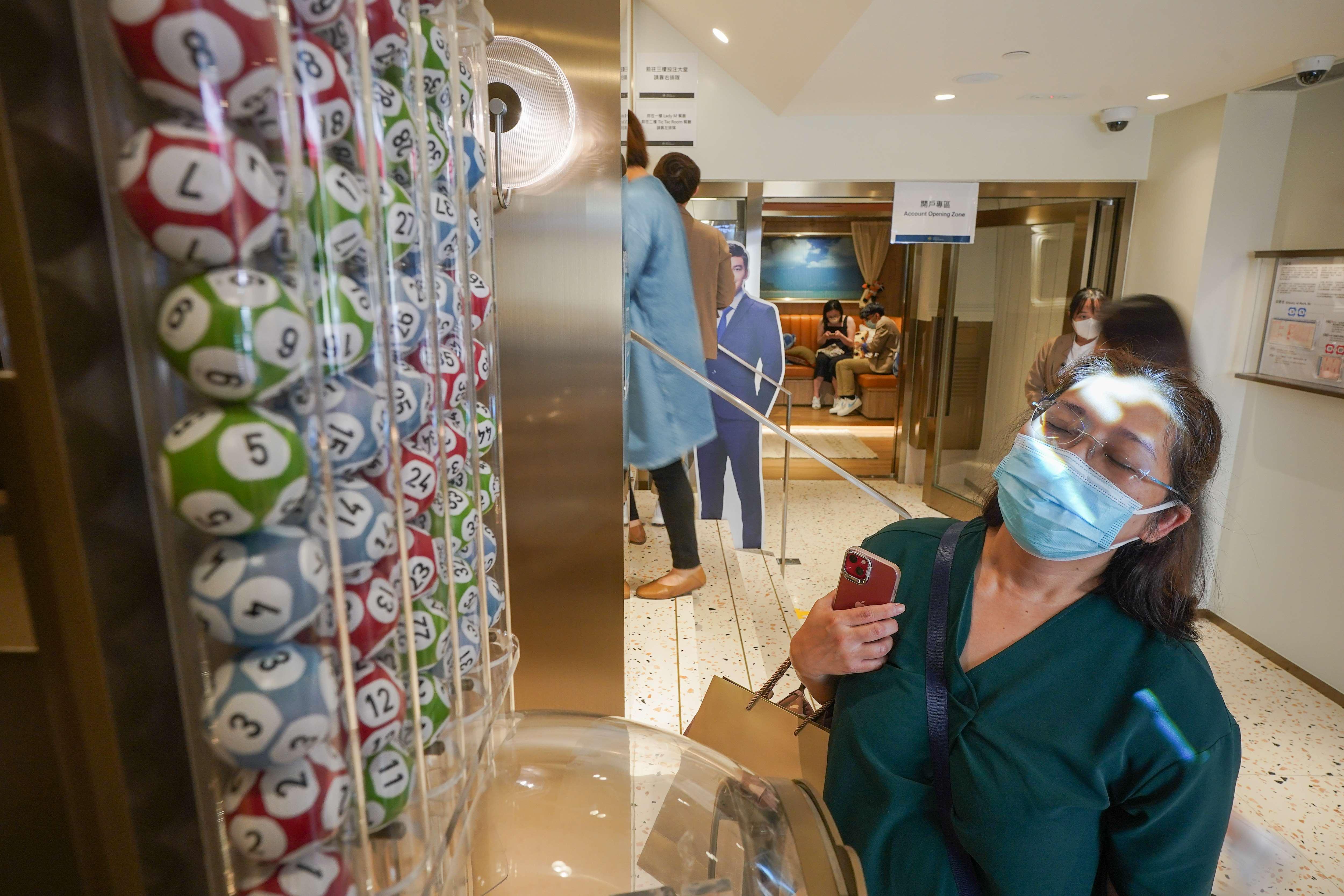 士丹利街 中秋金多寶六合彩投注站情況