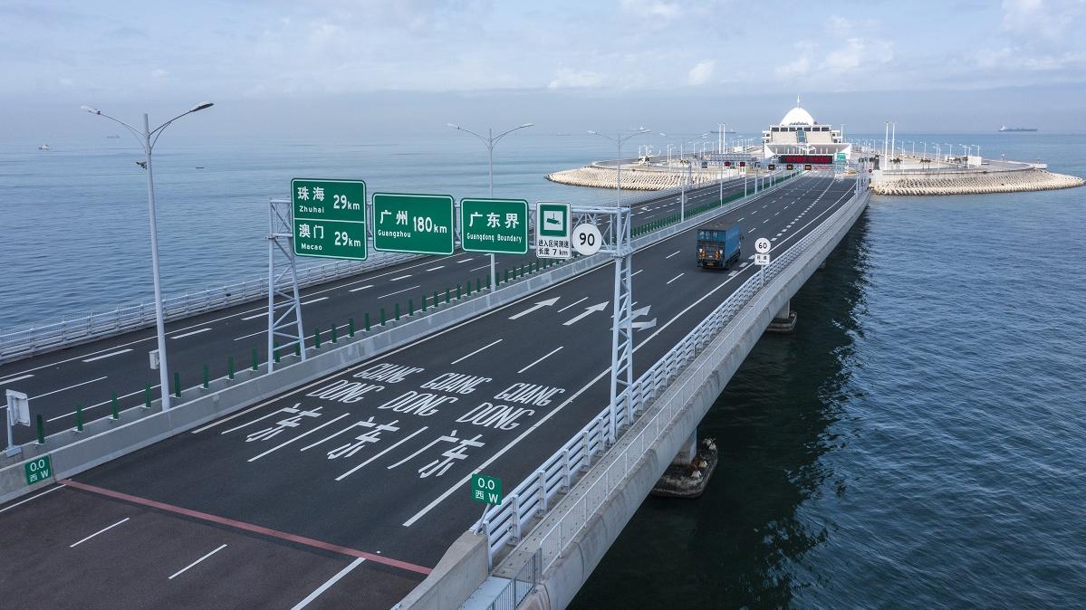 港珠澳大橋試行新增500個粤港跨境私家車常規配額。(資料圖片)