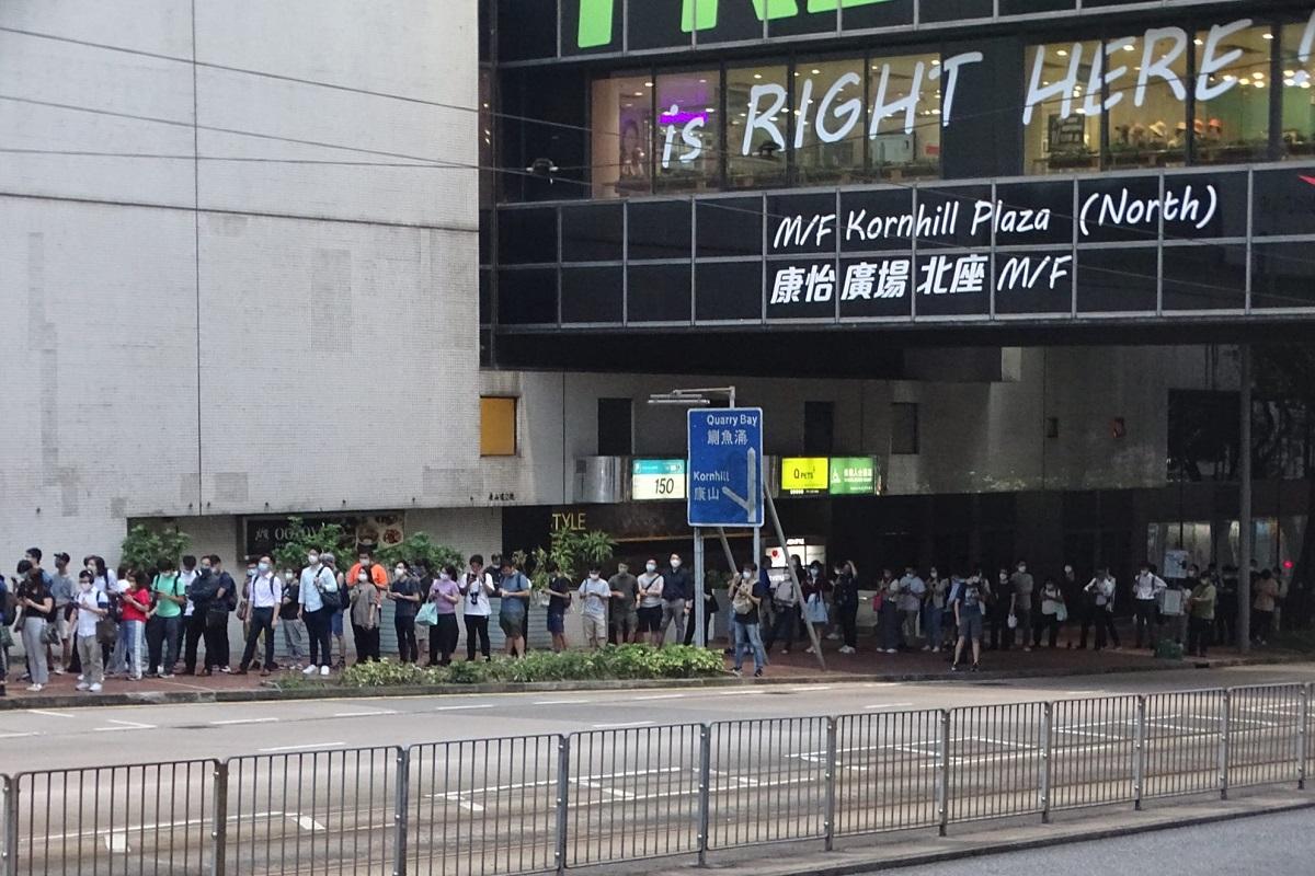 昨日放工時間大批市民在康怡廣場外排隊等巴士，據指他們正輪候948E線。(網民Roger Poon@FB群組「青衣街坊吹水會」)