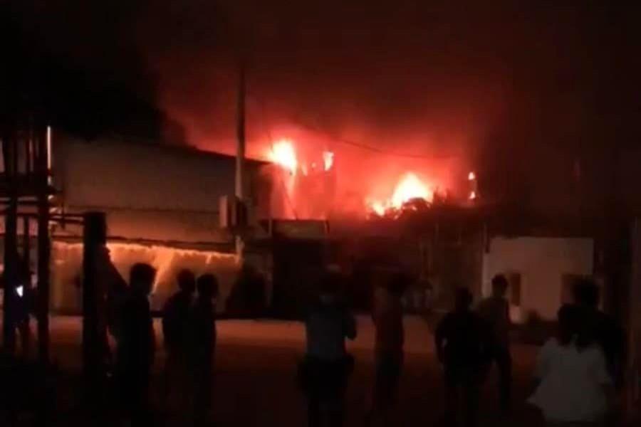 涉事車房火光熊熊。(網民Zoe Chung@FB群組「蠔涌新村居民會 Ho Chung New Village Residents Group」)