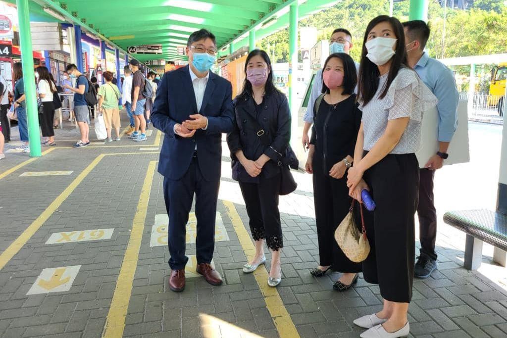 林世雄(左一)昨日早上繁忙時間到屯門公路巴士轉乘站實地視察。(運輸及物流局FB)