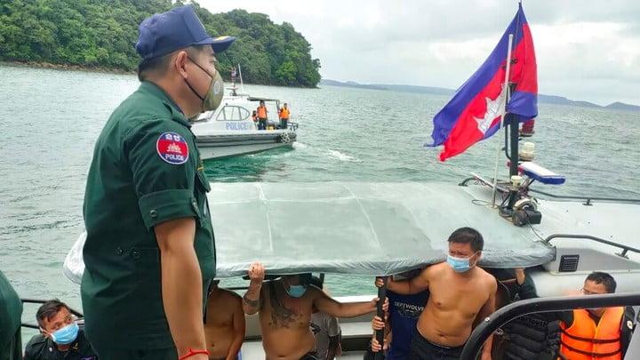 載中國人漁船柬埔寨沉沒 3人遇難8人失蹤30人獲救 (美聯社)