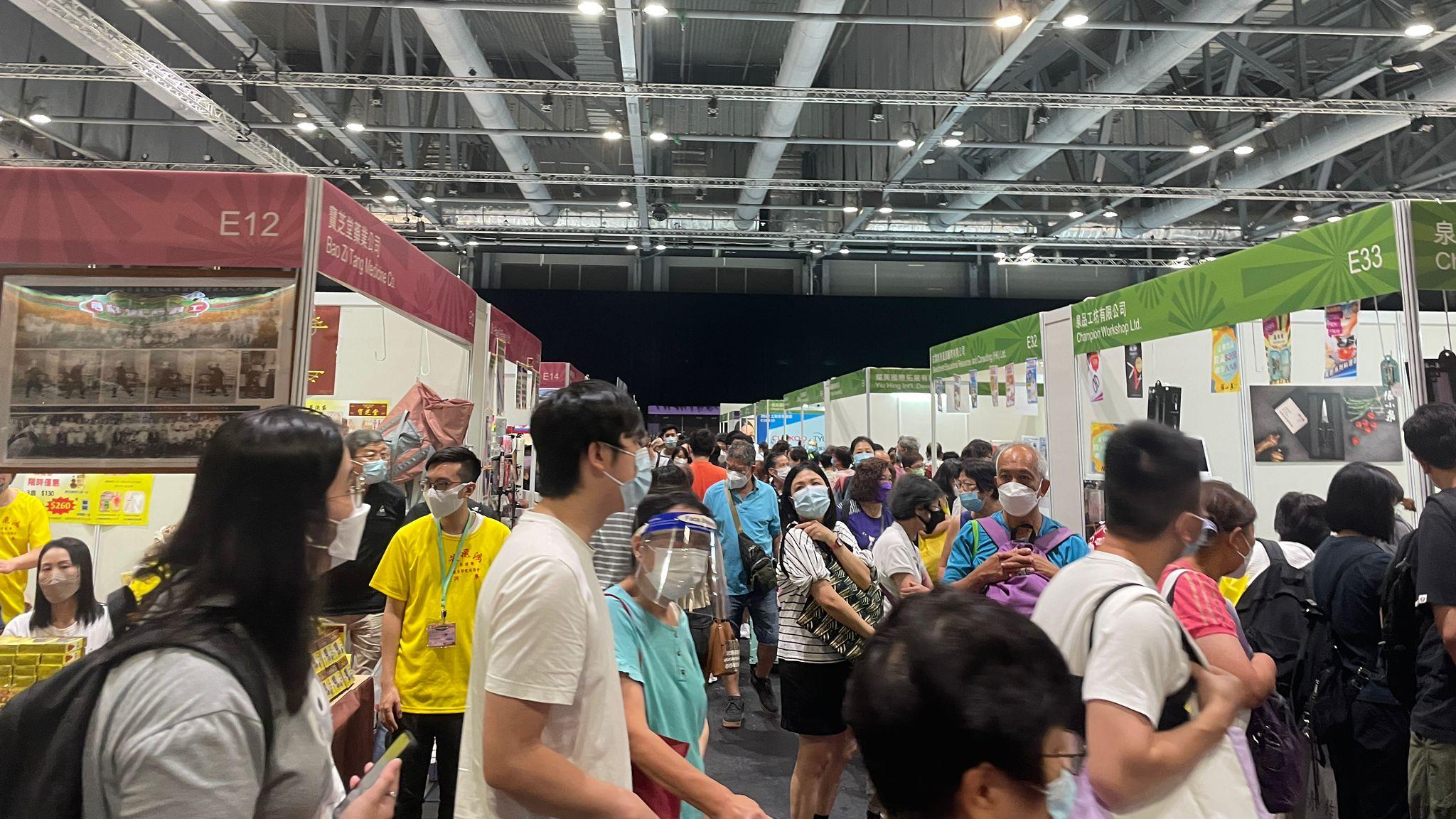 工展會購物節傍晚結束，展商割價促銷。