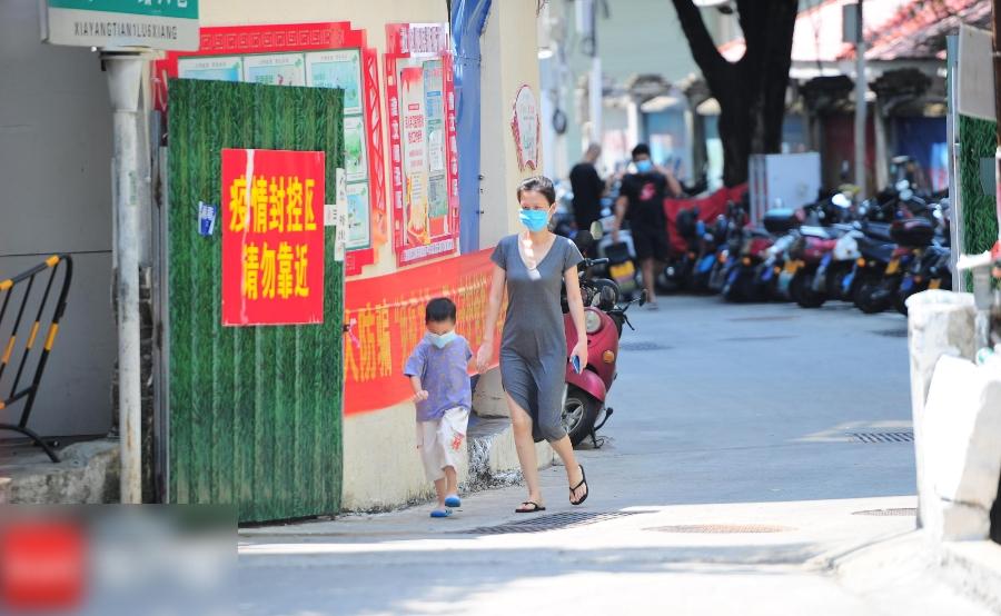 海南三亞今日「解封」，小區打開封控閘門。(南海網)
