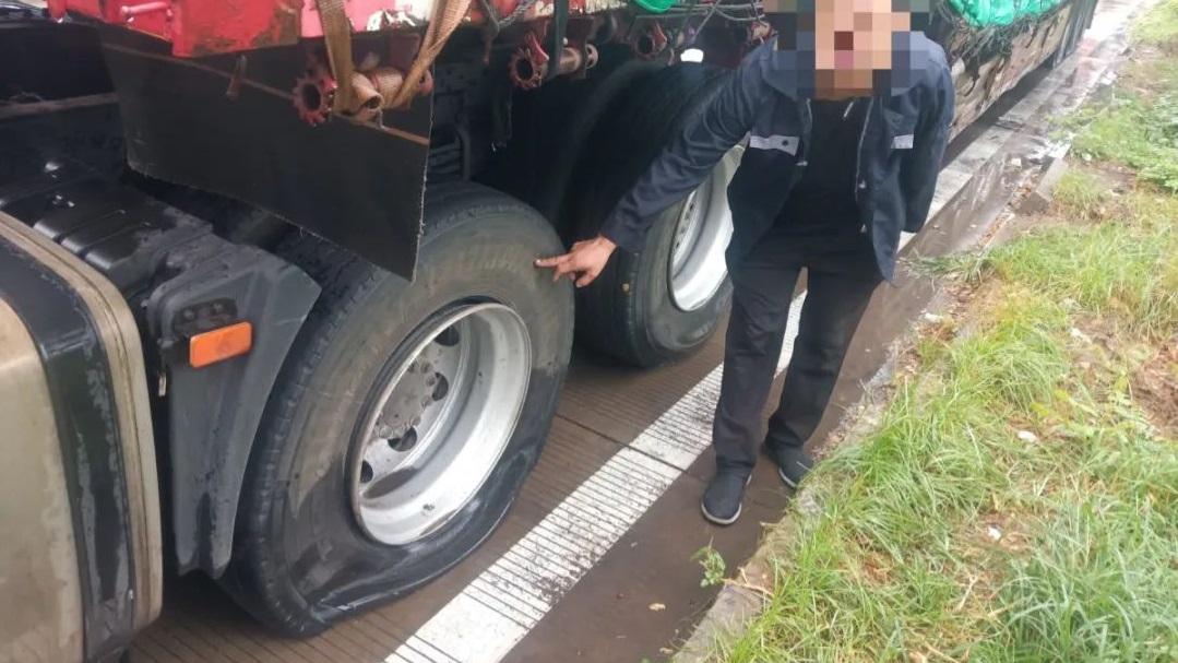 受害者展示被螺絲釘刺穿的輪胎。(河北交警微信)