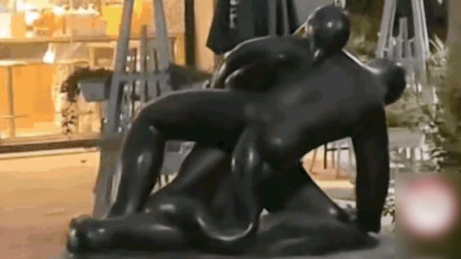 上海夏都小鎮的雕像，被指充滿性暗示，甚至是赤裸裸的性器官。(互聯網)