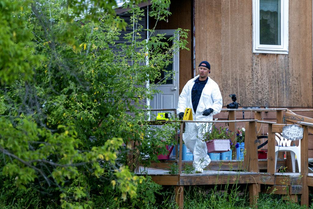 警方在威爾登村現場搜證。(美聯社)