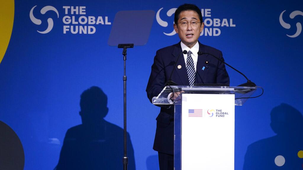 岸田文雄在美國出席活動，透露下月後會進一步放寬入境措施。(美聯社)