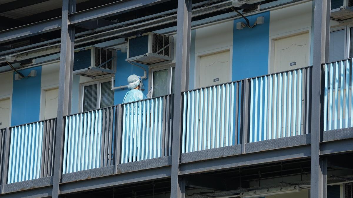 現時旅客在指定酒店檢疫期間確診，均要轉送到社區隔離設施。(陳奕釗攝)