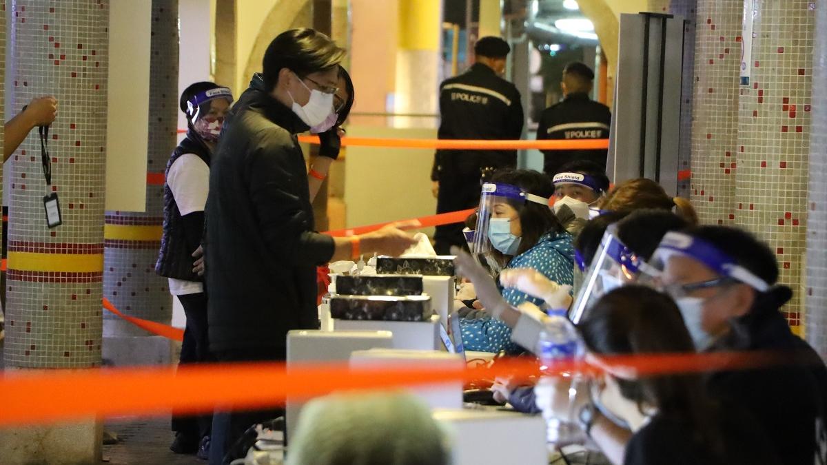 政府表示正逐步減少「圍封強檢」次數。(資料圖片／鍾式明攝)