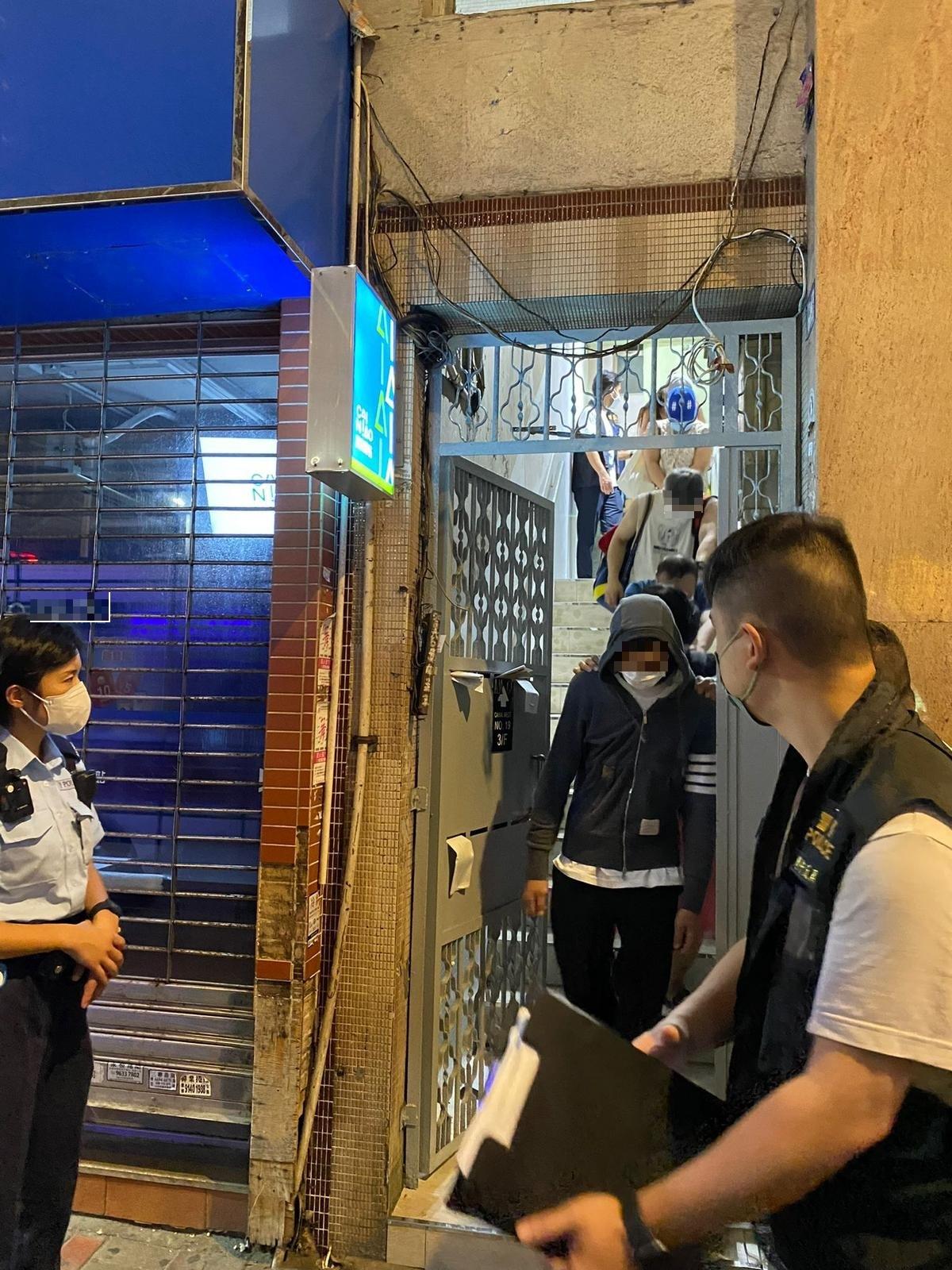 灣仔搗非法釣魚機賭檔拘9人  警揭3賭客被通緝