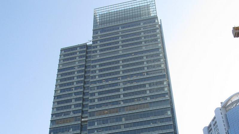 牛仔褲大王楊釗旗下旭日企業　9308萬掃三大行