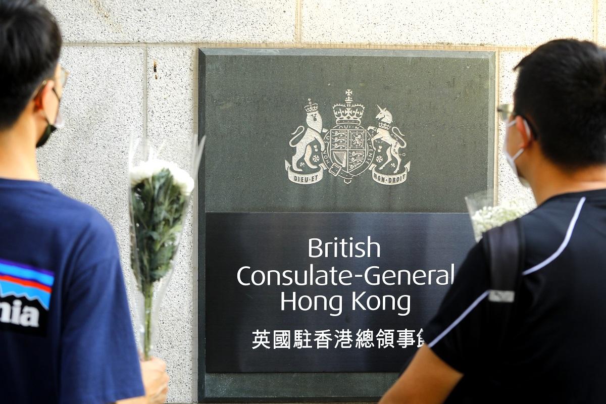 大批市民到英國駐香港總領事館，向英女王獻花和排隊簽署弔唁冊。(資料圖片／林俊源攝)