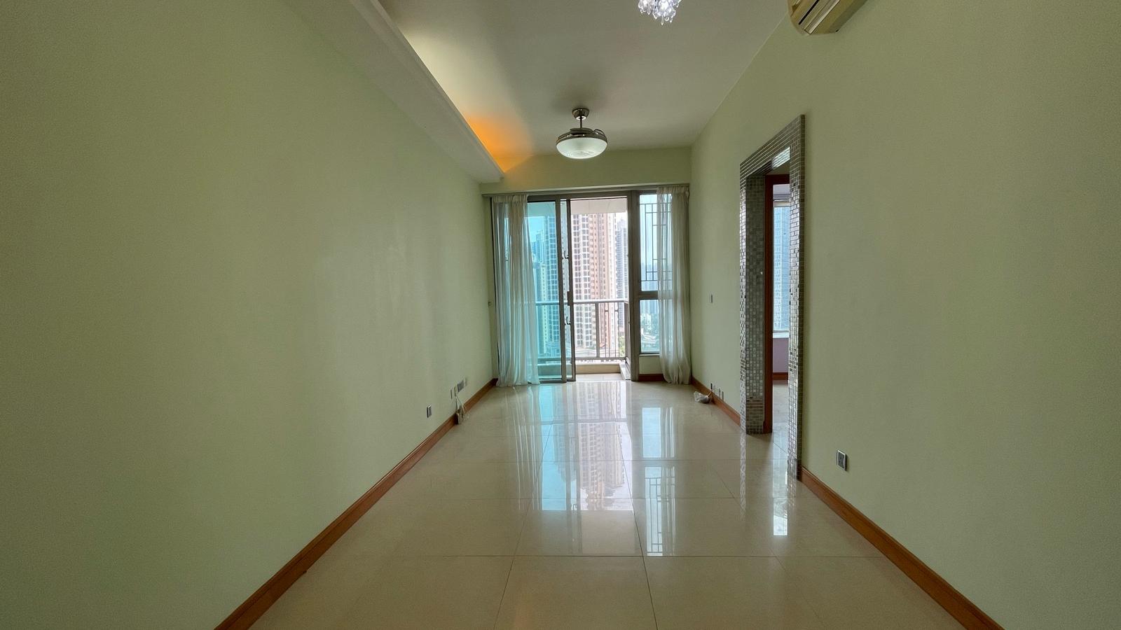 大廳外接小露台，望開揚市景和泳池景。