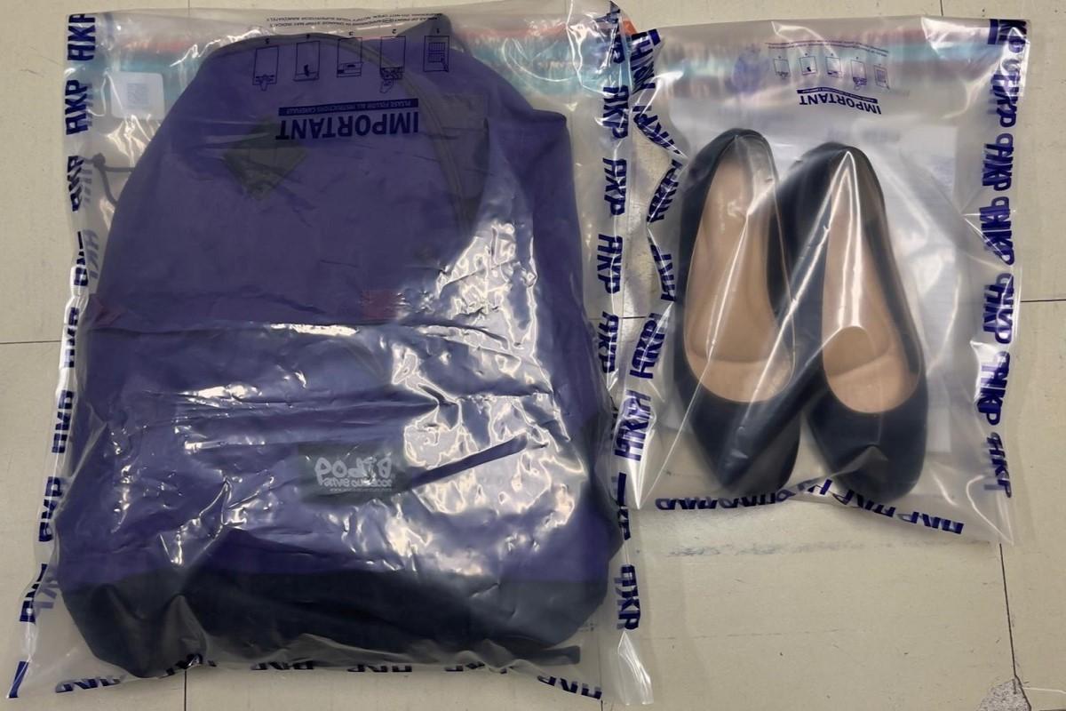 警方展示在被捕中年漢寓所檢獲的背囊及皮鞋。(警方提供)