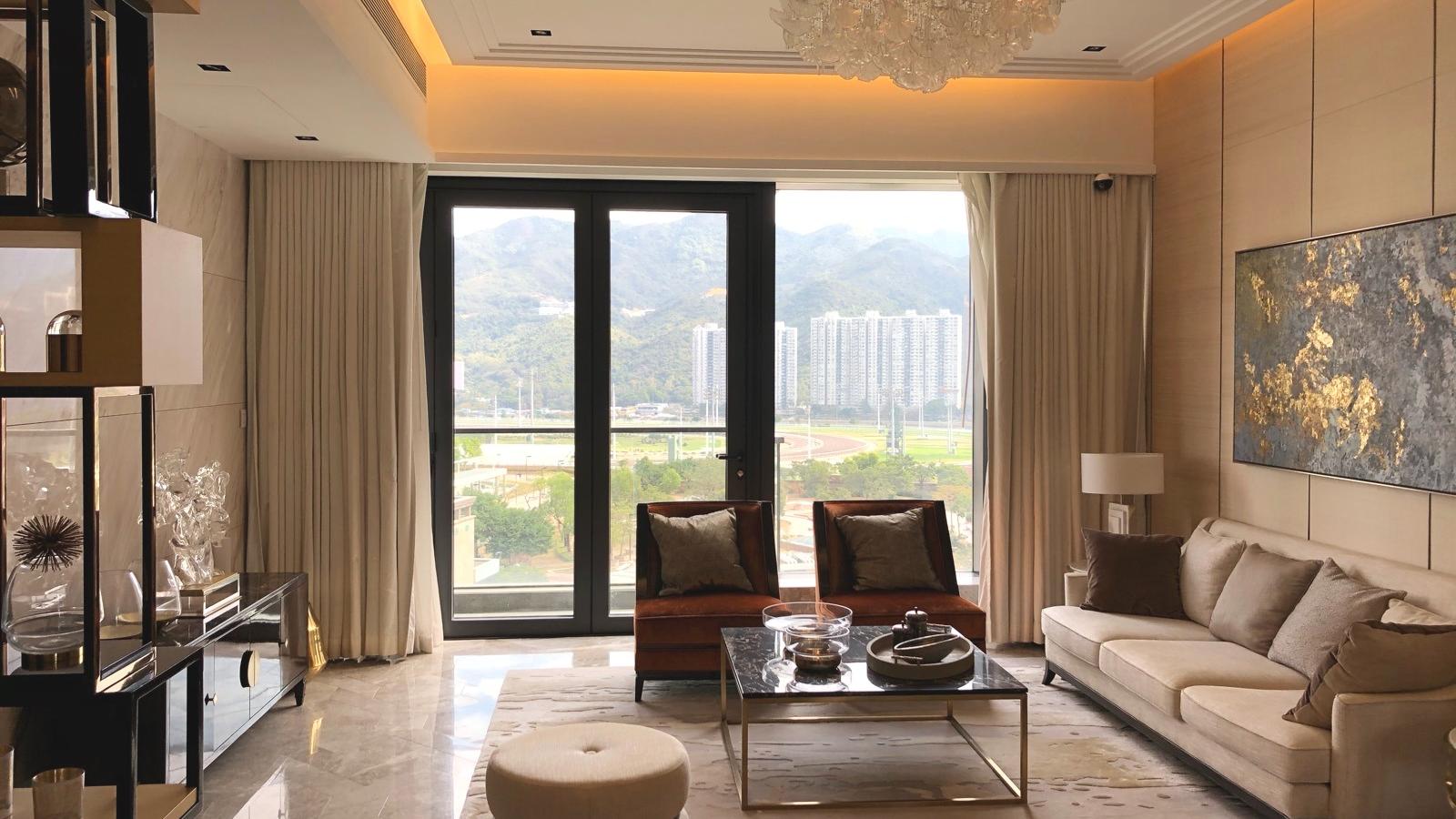 全屋樓底頗高，客廳連接露台，盡覽馬場景致。