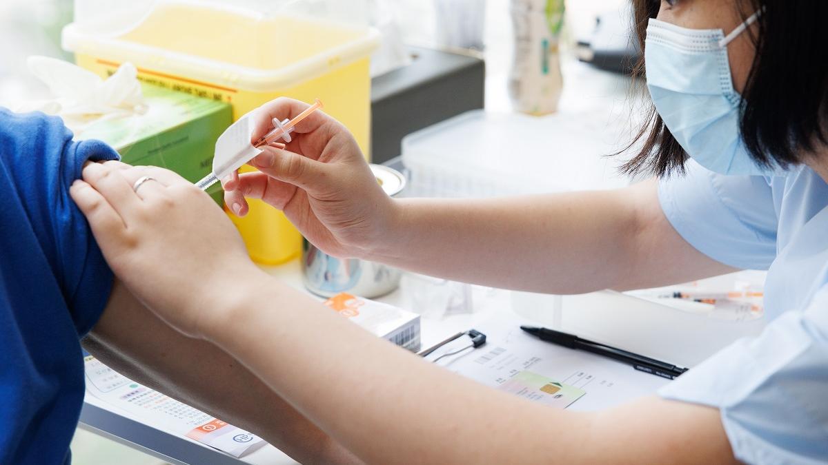 衞生署上周接獲19宗涉及曾接種新冠疫苗人士的異常事件報告。(資料圖片／蘇文傑攝)