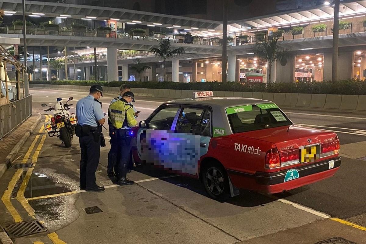 警方在中秋節一連3日假期，在中環一帶打擊的士違規行為。(警方提供)